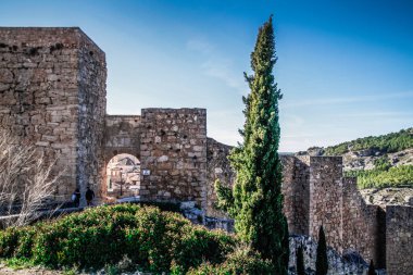 Cuenca 'nın tarihi kasabası, İspanya. Kayalık tepelerin tepesinde eski bir kasaba, Castilla La Mancha, İspanya. Asılı evler uçurumun kenarına tünemişti. Muhteşem İspanya - Kayalıklardaki şehir - Cuenca