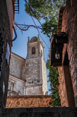 Cuenca 'nın tarihi kasabası, İspanya. Kayalık tepelerin tepesinde eski bir kasaba, Castilla La Mancha, İspanya. Asılı evler uçurumun kenarına tünemişti. Muhteşem İspanya - Kayalıklardaki şehir - Cuenca