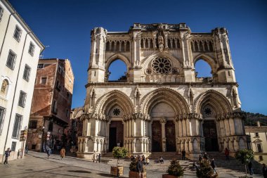 Cuenca 'nın tarihi kasabası, İspanya. Kayalık tepelerin tepesinde eski bir kasaba, Castilla La Mancha, İspanya. Asılı evler uçurumun kenarına tünemişti. Muhteşem İspanya - Kayalıklardaki şehir - Cuenca