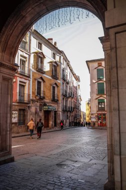 Cuenca 'nın tarihi kasabası, İspanya. Kayalık tepelerin tepesinde eski bir kasaba, Castilla La Mancha, İspanya. Asılı evler uçurumun kenarına tünemişti. Muhteşem İspanya - Kayalıklardaki şehir - Cuenca