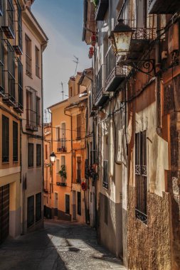 Cuenca 'nın tarihi kasabası, İspanya. Kayalık tepelerin tepesinde eski bir kasaba, Castilla La Mancha, İspanya. Asılı evler uçurumun kenarına tünemişti. Muhteşem İspanya - Kayalıklardaki şehir - Cuenca