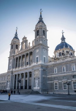Madrid şehir merkezi, Madrid, İspanya 'daki eski rahat caddeler ve binalar. İspanya 'nın mimarisi ve simgesi. Madrid şehir manzarası