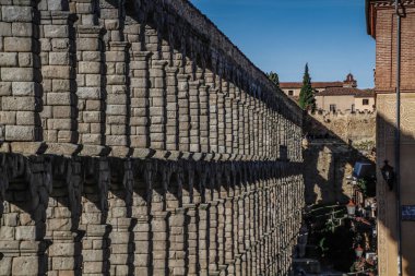 Segovia, İspanya. Plaza del Azoguejo Meydanı 'ndaki antik Roma su kemeri ve İspanya' nın Segovia kentindeki eski inşaat kasabaları. Segovia, Castilla ve Leon, İspanya, Roma su kemeri, şehrin ve Unesco 'nun Dünya Mirası Anıtı