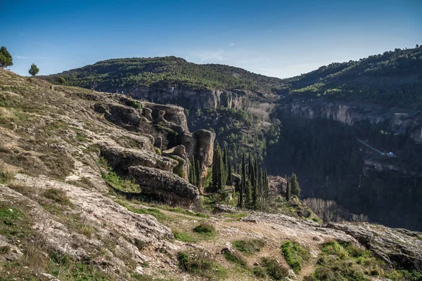 クエンカの歴史的な町 スペイン 古い町の岩の丘の上に座って カスティーリャ マンチャ スペイン 崖の上にぶら下がっている家 素晴らしいスペイン 崖の岩の上の都市 Cuenca — ストック写真