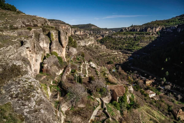 クエンカの歴史的な町 スペイン 古い町の岩の丘の上に座って カスティーリャ マンチャ スペイン 崖の上にぶら下がっている家 素晴らしいスペイン 崖の岩の上の都市 Cuenca — ストック写真