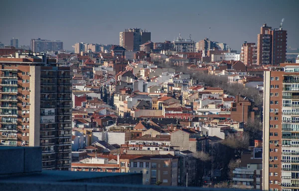 Madrid şehir merkezi, Madrid, İspanya 'daki eski rahat caddeler ve binalar. İspanya 'nın mimarisi ve simgesi. Madrid şehir manzarası
