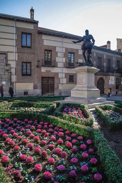 Madrid şehir merkezi, Madrid, İspanya 'daki eski rahat caddeler ve binalar. İspanya 'nın mimarisi ve simgesi. Madrid şehir manzarası