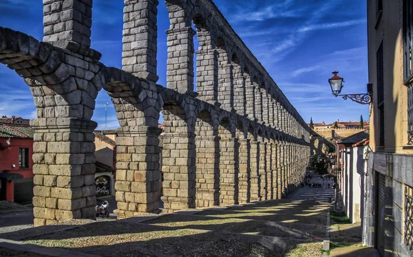 スペインのセゴビア スペインのセゴビアにあるプラザ アゾゲホ広場と旧市街にある古代ローマの水道 セゴビア カスティーリャ レオン州 スペイン ローマ時代の水道 ユネスコの世界遺産と都市の象徴的な記念碑 — ストック写真