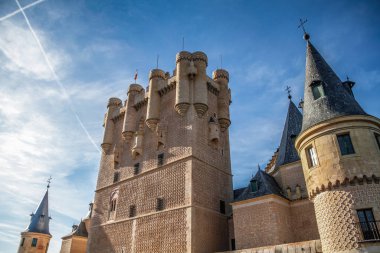 Segovia, İspanya. Plaza del Azoguejo Meydanı 'ndaki antik Roma su kemeri ve İspanya' nın Segovia kentindeki eski inşaat kasabaları. Segovia, Castilla ve Leon, İspanya, Roma su kemeri, şehrin ve Unesco 'nun Dünya Mirası Anıtı