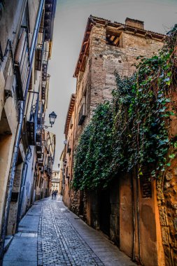 Segovia, İspanya. Plaza del Azoguejo Meydanı 'ndaki antik Roma su kemeri ve İspanya' nın Segovia kentindeki eski inşaat kasabaları. Segovia, Castilla ve Leon, İspanya, Roma su kemeri, şehrin ve Unesco 'nun Dünya Mirası Anıtı