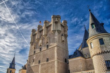 Segovia, İspanya. Plaza del Azoguejo Meydanı 'ndaki antik Roma su kemeri ve İspanya' nın Segovia kentindeki eski inşaat kasabaları. Segovia, Castilla ve Leon, İspanya, Roma su kemeri, şehrin ve Unesco 'nun Dünya Mirası Anıtı