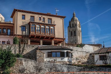 Segovia, İspanya. Plaza del Azoguejo Meydanı 'ndaki antik Roma su kemeri ve İspanya' nın Segovia kentindeki eski inşaat kasabaları. Segovia, Castilla ve Leon, İspanya, Roma su kemeri, şehrin ve Unesco 'nun Dünya Mirası Anıtı