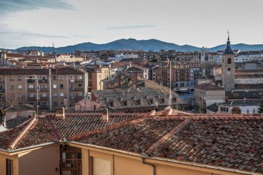 Segovia, İspanya. Plaza del Azoguejo Meydanı 'ndaki antik Roma su kemeri ve İspanya' nın Segovia kentindeki eski inşaat kasabaları. Segovia, Castilla ve Leon, İspanya, Roma su kemeri, şehrin ve Unesco 'nun Dünya Mirası Anıtı