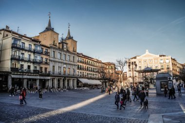 Segovia, İspanya. Plaza del Azoguejo Meydanı 'ndaki antik Roma su kemeri ve İspanya' nın Segovia kentindeki eski inşaat kasabaları. Segovia, Castilla ve Leon, İspanya, Roma su kemeri, şehrin ve Unesco 'nun Dünya Mirası Anıtı