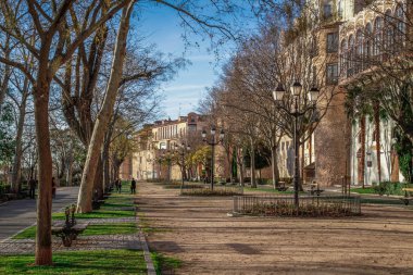 Segovia, İspanya. Plaza del Azoguejo Meydanı 'ndaki antik Roma su kemeri ve İspanya' nın Segovia kentindeki eski inşaat kasabaları. Segovia, Castilla ve Leon, İspanya, Roma su kemeri, şehrin ve Unesco 'nun Dünya Mirası Anıtı