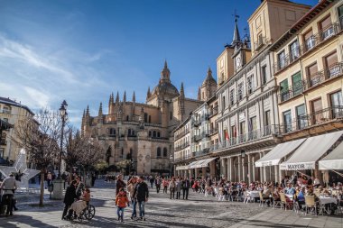 Segovia, İspanya. Plaza del Azoguejo Meydanı 'ndaki antik Roma su kemeri ve İspanya' nın Segovia kentindeki eski inşaat kasabaları. Segovia, Castilla ve Leon, İspanya, Roma su kemeri, şehrin ve Unesco 'nun Dünya Mirası Anıtı