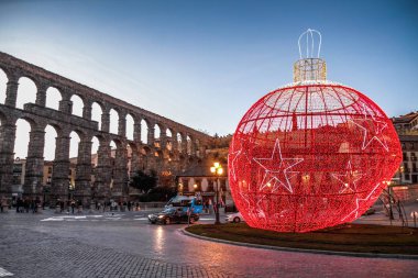 Segovia, İspanya. Plaza del Azoguejo Meydanı 'ndaki antik Roma su kemeri ve İspanya' nın Segovia kentindeki eski inşaat kasabaları. Segovia, Castilla ve Leon, İspanya, Roma su kemeri, şehrin ve Unesco 'nun Dünya Mirası Anıtı