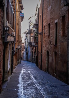 Segovia, İspanya. Plaza del Azoguejo Meydanı 'ndaki antik Roma su kemeri ve İspanya' nın Segovia kentindeki eski inşaat kasabaları. Segovia, Castilla ve Leon, İspanya, Roma su kemeri, şehrin ve Unesco 'nun Dünya Mirası Anıtı