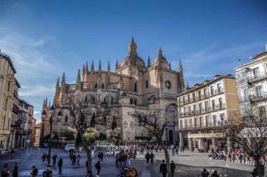Segovia, İspanya. Plaza del Azoguejo Meydanı 'ndaki antik Roma su kemeri ve İspanya' nın Segovia kentindeki eski inşaat kasabaları. Segovia, Castilla ve Leon, İspanya, Roma su kemeri, şehrin ve Unesco 'nun Dünya Mirası Anıtı