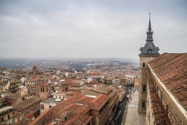 İspanya 'nın tarihi Toledo şehrinin manzarası. Unesco Dünya Mirası Bölgesi. Ortaçağ mimari tarzı olan Alcazar ve Alcantara Köprüsü (Puente de Alcantara) ile aynı caddeye çıktı. Toledo.