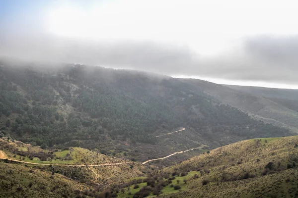スペインのカスティーリャ マンチャ州の風景 カスティーリャ マンチャ州のフィールドと丘 — ストック写真