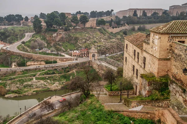 İspanya 'nın tarihi Toledo şehrinin manzarası. Unesco Dünya Mirası Bölgesi. Ortaçağ mimari tarzı olan Alcazar ve Alcantara Köprüsü (Puente de Alcantara) ile aynı caddeye çıktı. Toledo.