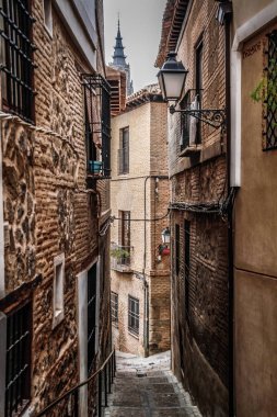 İspanya 'nın tarihi Toledo şehrinin manzarası. Unesco Dünya Mirası Bölgesi. Ortaçağ mimari tarzı olan Alcazar ve Alcantara Köprüsü (Puente de Alcantara) ile aynı caddeye çıktı. Toledo.