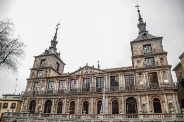 İspanya 'nın tarihi Toledo şehrinin manzarası. Unesco Dünya Mirası Bölgesi. Ortaçağ mimari tarzı olan Alcazar ve Alcantara Köprüsü (Puente de Alcantara) ile aynı caddeye çıktı. Toledo.