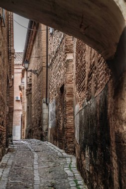 İspanya 'nın tarihi Toledo şehrinin manzarası. Unesco Dünya Mirası Bölgesi. Ortaçağ mimari tarzı olan Alcazar ve Alcantara Köprüsü (Puente de Alcantara) ile aynı caddeye çıktı. Toledo.