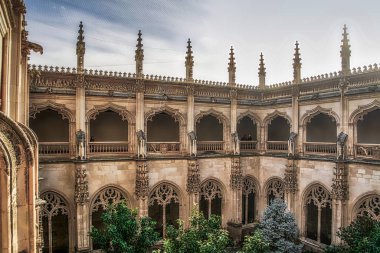 İspanya 'nın tarihi Toledo şehrinin manzarası. Unesco Dünya Mirası Bölgesi. Ortaçağ mimari tarzı olan Alcazar ve Alcantara Köprüsü (Puente de Alcantara) ile aynı caddeye çıktı. Toledo.