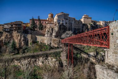 Cuenca 'nın tarihi kasabası, İspanya. Kayalık tepelerin tepesinde eski bir kasaba, Castilla La Mancha, İspanya. Asılı evler uçurumun kenarına tünemişti. Muhteşem İspanya - Kayalıklardaki şehir - Cuenca