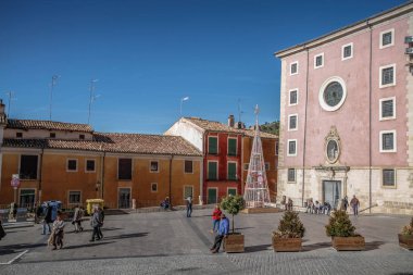 Cuenca 'nın tarihi kasabası, İspanya. Kayalık tepelerin tepesinde eski bir kasaba, Castilla La Mancha, İspanya. Asılı evler uçurumun kenarına tünemişti. Muhteşem İspanya - Kayalıklardaki şehir - Cuenca
