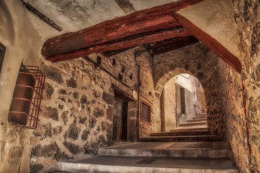 Cuenca 'nın tarihi kasabası, İspanya. Kayalık tepelerin tepesinde eski bir kasaba, Castilla La Mancha, İspanya. Asılı evler uçurumun kenarına tünemişti. Muhteşem İspanya - Kayalıklardaki şehir - Cuenca