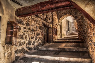 Cuenca 'nın tarihi kasabası, İspanya. Kayalık tepelerin tepesinde eski bir kasaba, Castilla La Mancha, İspanya. Asılı evler uçurumun kenarına tünemişti. Muhteşem İspanya - Kayalıklardaki şehir - Cuenca