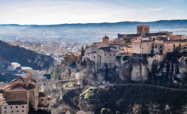Cuenca 'nın tarihi kasabası, İspanya. Kayalık tepelerin tepesinde eski bir kasaba, Castilla La Mancha, İspanya. Asılı evler uçurumun kenarına tünemişti. Muhteşem İspanya - Kayalıklardaki şehir - Cuenca