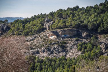 Cuenca 'nın tarihi kasabası, İspanya. Kayalık tepelerin tepesinde eski bir kasaba, Castilla La Mancha, İspanya. Asılı evler uçurumun kenarına tünemişti. Muhteşem İspanya - Kayalıklardaki şehir - Cuenca