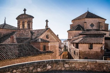 Cuenca 'nın tarihi kasabası, İspanya. Kayalık tepelerin tepesinde eski bir kasaba, Castilla La Mancha, İspanya. Asılı evler uçurumun kenarına tünemişti. Muhteşem İspanya - Kayalıklardaki şehir - Cuenca