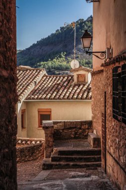 Cuenca 'nın tarihi kasabası, İspanya. Kayalık tepelerin tepesinde eski bir kasaba, Castilla La Mancha, İspanya. Asılı evler uçurumun kenarına tünemişti. Muhteşem İspanya - Kayalıklardaki şehir - Cuenca