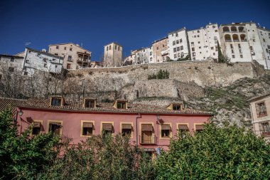 Cuenca 'nın tarihi kasabası, İspanya. Kayalık tepelerin tepesinde eski bir kasaba, Castilla La Mancha, İspanya. Asılı evler uçurumun kenarına tünemişti. Muhteşem İspanya - Kayalıklardaki şehir - Cuenca