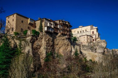 Cuenca 'nın tarihi kasabası, İspanya. Kayalık tepelerin tepesinde eski bir kasaba, Castilla La Mancha, İspanya. Asılı evler uçurumun kenarına tünemişti. Muhteşem İspanya - Kayalıklardaki şehir - Cuenca