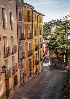Cuenca 'nın tarihi kasabası, İspanya. Kayalık tepelerin tepesinde eski bir kasaba, Castilla La Mancha, İspanya. Asılı evler uçurumun kenarına tünemişti. Muhteşem İspanya - Kayalıklardaki şehir - Cuenca