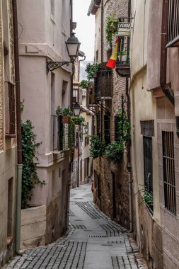 İspanya 'nın tarihi Toledo şehrinin manzarası. Unesco Dünya Mirası Bölgesi. Ortaçağ mimari tarzı olan Alcazar ve Alcantara Köprüsü (Puente de Alcantara) ile aynı caddeye çıktı. Toledo.