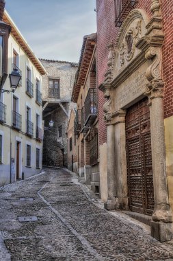 İspanya 'nın tarihi Toledo şehrinin manzarası. Unesco Dünya Mirası Bölgesi. Ortaçağ mimari tarzı olan Alcazar ve Alcantara Köprüsü (Puente de Alcantara) ile aynı caddeye çıktı. Toledo.