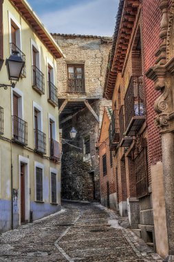İspanya 'nın tarihi Toledo şehrinin manzarası. Unesco Dünya Mirası Bölgesi. Ortaçağ mimari tarzı olan Alcazar ve Alcantara Köprüsü (Puente de Alcantara) ile aynı caddeye çıktı. Toledo.