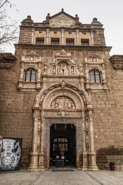 スペインのトレドの歴史的な街の景色 ユネスコの世界遺産 中世の石畳とムーア人の建築様式 アルカサルとアルカンタラ橋 Puente Alcantara と歩道 トレド — ストック写真