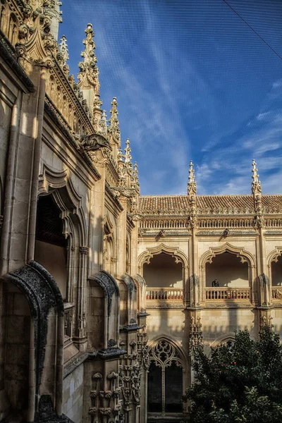 İspanya 'nın tarihi Toledo şehrinin manzarası. Unesco Dünya Mirası Bölgesi. Ortaçağ mimari tarzı olan Alcazar ve Alcantara Köprüsü (Puente de Alcantara) ile aynı caddeye çıktı. Toledo.