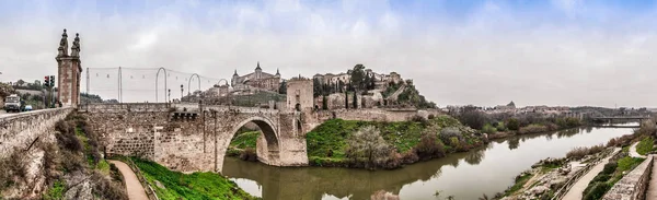 スペインのトレドの歴史的な街の景色 ユネスコの世界遺産 中世の石畳とムーア人の建築様式 アルカサルとアルカンタラ橋 Puente Alcantara と歩道 トレド — ストック写真