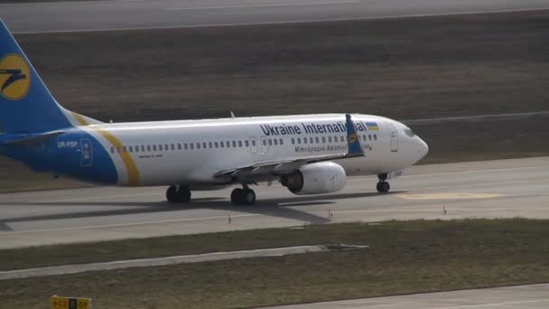 乌克兰国际航空公司 Uia Kyiv Boryspil机场的波音737 800 Psr 该飞机于2020年1月8日在德黑兰被伊朗陆军击落 该飞机为波音737 800 序列号38124 — 图库视频影像