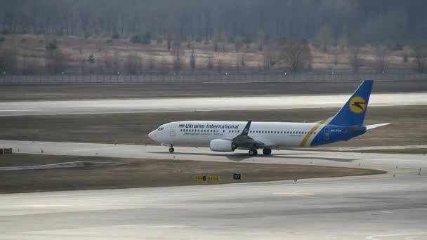 Boeing 737 800 Psr Ukraine International Airlines Uia Aeropuerto Kiev — Vídeo de stock
