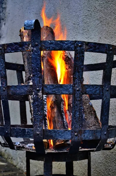火籠の中の火 — ストック写真